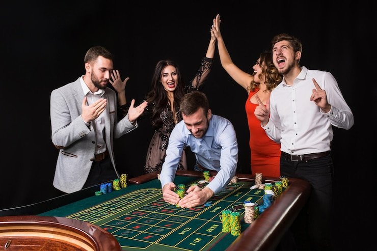 Tampilan dealer langsung melakukan putaran roulette di studio perkasa togel dengan kamera multi-sudut
