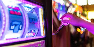 Antarmuka aplikasi perkasa togel menampilkan meja roulette langsung dengan pilihan pembayaran DANA, OVO, dan GoPay di bagian deposit